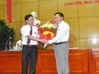 Chủ tịch HĐND tỉnh Lạng Sơn Hoàng Văn Nghiệm chúc mừng ông Hồ Tiến Thiệu. Ảnh: Báo Lạng Sơn 