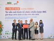 Ông Ramon Chelva - Giám đốc cao cấp, phụ trách bộ phận Quản lý nguồn nhân lực và tổ chức của Malaysia (đại diện PwC) trao bộ tài liệu và kết quả dự án cho ông Nguyễn Quang Hiện - Tổng giám đốc MIC