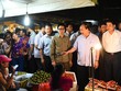 Nhiều tiểu thương tỏ ra bất ngờ khi trò chuyện trực tiếp với Thủ tướng. Ảnh: VGP/Quang Hiếu 