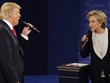 Ứng viên đảng Cộng hòa Donald Trump và ứng viên đảng Dân chủ Hillary Clinton công kích nhau trong cuộc tranh luận thứ hai. Ảnh: AP