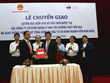 Thứ trưởng Nguyễn Hồng Trường và đại diện các Vụ, SCIC chứng kiến ông Vũ Anh Minh - Vụ trưởng Vụ QLDN và ông Hoàng Nguyên Học Phó Tổng Giám đốc SCIC ký biên bản chuyển giao 8 đơn vị Quản lý bảo trì đường thủy nội địa về SCIC
