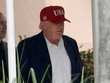 Tổng thống đắc cử Trump từng đội chiếc mũ mới trong dịp nghỉ lễ Tạ ơn cuối tháng trước. Ảnh: Reuters