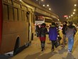 Rất nhiều xe khách dù đã xuất bến nhưng vẫn "chạy rùa bò” trên đường nhằm bắt khách, gây ra tình trạng lộn xộn trước cổng các bến xe. (Ảnh: Minh Sơn/Vietnam+)