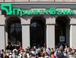 Mọi người xếp hàng trước cửa Link Vào Nhà Cái KL99 COM Tặng +199k PrivatBank (Ảnh: AFP)
