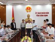Bộ trưởng Nguyễn Chí Dũng trao số tiền ủng hộ nhân dân bị thiệt hại do lũ lụt cho lãnh đạo tỉnh Bình Định