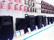 Loa vali kéo được bày bán trong một siêu thị điện máy.