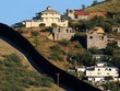 Bức tường ngăn biên giới Mỹ và Mexico ước tính cần 20 tỷ USD. Ảnh: Reuters