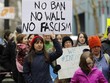 Các nhà hoạt động tuần hành phản đối lệnh cấm nhập cảnh của Tổng thống Donald Trump tại bang Oregon, Mỹ, ngày 30/1. Ảnh: Reuters.