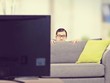 Người dùng đang xem TV và chính TV cũng có thể theo dõi người dùng.