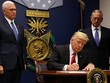 Tổng thống Donald Trump ký sắc lệnh cấm nhập cảnh lần đầu ngày 27/1. Ảnh: Reuters.