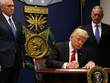 Trump ký sắc lệnh cấm nhập cảnh. Ảnh:Reuters