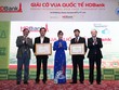 Ông Vương Bích Thắng -Tổng Cục trưởng Tổng cục Thể dục Thể thao trao bằng khen của Thủ tướng Kl993 ưu đãi thưởng hấp dẫn cho đại diện lãnh đạo HDBank vì những đóng góp tích cực cho phong trào Cờ vua và đội tuyển Cờ Việt Nam trong 6 năm qua
