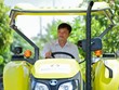 Gia đình anh Phạm Văn Sự vui mừng với món quà nhận được từ Đạm Cà Mau để tiếp tục ước mơ làm giàu