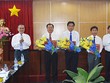 Ông Phạm Văn Cành và ông Trần Thanh Liêm trao quyết định và chúc mừng các cán bộ được bổ nhiệm. Ảnh báo Bình Dương