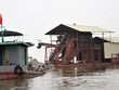 Các dự án khai thác cát trên sông Cầu qua huyện Quế Võ (Bắc Ninh) đã tạm dừng. Tàu cát tập kết, án binh bất động ở tỉnh Bắc Giang. Ảnh:Bá Đô.