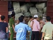 Toa tàu chở hàng không có giấy tờ. Ảnh:Quốc Thắng.
