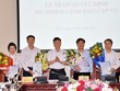Bộ trưởng Bộ Tư pháp Lê Thành Long trao quyết định và chúc mừng các bán bộ. Ảnh Moj.gov.vn