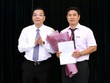 Bộ trưởng Chu Ngọc Anh trao quyết định và chúc mừng ông Trương Hồng Dương. Ảnh Bộ KH&CN