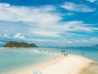 Ba con đường cho khách đi bộ giữa biển ở Việt Nam