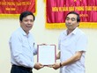 Ông Đinh Văn Điến, Chủ tịch UBND tỉnh 
Ninh Bình trao Quyết định cho ông Hoàng Trung Kiên