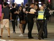 Cảnh sát phong tỏa đường dẫn lên cầu London. Ảnh:AP