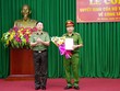 Thiếu tướng Bùi Minh Giám, Phó Tổng cục trưởng Tổng cục Kl991.com tải ứng dụng Công an nhân dân trao quyết định và tặng hoa chúc mừng Thượng tá  Lục Thế Hưng, tân phó giám đốc Công an tỉnh Hà Giang
