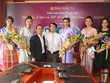 Ông Bùi Đức Hải, Phó tổng Biên tập thường trực Báo Kl99ok phiên bản mới (áo trắng), tặng hoa cho Hoa hậu, Á hậu và Top 10 Miss ASEAN Frendship trước khi bước vào buổi giao lưu