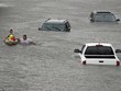 Siêu bão Harvey trút khoảng 34 tỷ m3 nước mưa xuống bang Texas, nhấn chìm vô số xe cộ bên cạnh những thiệt hại nặng nề về người và của. Ảnh:Reuters.