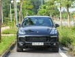 Cayenne phiên bản Platinum mâm 21 inch, đèn pha Bi-xenon. 
