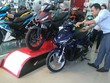 Khách hàng xem xe tại một đại lý ở Quận Bình Thạnh (TP.HCM).
