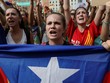 Một phụ nữ cầm cờ ly khai của Catalonia trên đường phố Barcelona hôm 2/10. Ảnh:Reuters.