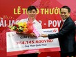 Khách hàng nhận giải Jackpot 2 không đeo mặt nạ. Ảnh:Xuân Ngọc