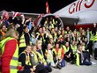 Hành khách và phi hành đoàn chụp ảnh kỷ niệm chuyến bay đáng nhớ của mình. Ảnh: bild.de