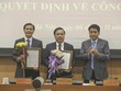 Chủ tịch UBND TP Nguyễn Đức Chung trao quyết định bổ nhiệm Chánh Thanh tra Thành phố, Giám đốc Sở Giáo dục và Đào tạo.
