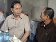 Chủ tịch nước động viên người dân vùng rốn lũ Đà Nẵng. Ảnh:Ngọc Trường.
