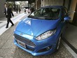 Một người đàn ông Nhật nhìn mẫu xe Ford trên đường phố. Ảnh: Atlantic.