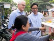 Thủ tướng Úc lần đầu thưởng thức bánh mì ở Đà Nẵng