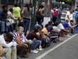 Người dân Venezuela xếp hàng dài chờ mua lương thực. Ảnh:Reuters