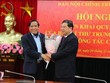 Đồng chí Nguyễn Thanh Bình chúc mừng đồng chí Phạm Gia Túc. Ảnh Dangcongsan.vn