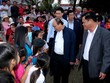 Thủ tướng thăm hỏi bà con xã An Phú, thành phố Tuy Hòa - Ảnh: VGP/Quang Hiếu