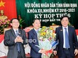 Bí thư Tỉnh ủy, Chủ tịch HĐND tỉnh Bình Định Nguyễn Thanh Tùng (bên phải) và Chủ tịch UBND tỉnh Bình Định Hồ Quốc Dũng (bên trái) chúc mừng tân Phó Chủ tịch UBND tỉnh Nguyễn Phi Long. Ảnh báo Bình Định