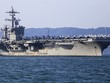 Trưa 5/3, tàu sân bay USS Carl Vinson đã neo cách cầu cảng Tiên Sa (Đà Nẵng) khoảng 1km, bắt đầu chuyến thăm hữu nghị của đoàn Hải quân Mỹ đến thành phố Đà Nẵng.