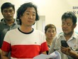 Đại diện đơn vị vận hành chung cư (trái) đưa ra thông báo xin lỗi cư dân. Ảnh:Duy Trần.