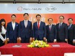 Ông Back Jong Kook (đứng thứ 5 từ trái sang, Chủ tịch HĐTV kiêm Tổng giám đốc Hanwha Life Việt Nam cùng đại diện Công ty TNHH Movin tại buổi lễ ký kết hợp tác chiến lược.