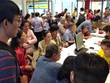 Khách hàng đổ đến điểm giao dịch của MobiFone ở Nguyễn Du (TP HCM) để bổ sung thông tin và hình chân dung. Ảnh:Anh Tú.