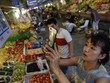Một người Trung Quốc đang quét mã QR để thanh toán tại Bắc Kinh. Ảnh:AP