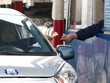 Tài xế trả tiền lẻ qua trạm BOT quốc lộ 5. Ảnh: Ngọc Thành