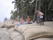 Bờ biển Cửa Đại sạt lở, du khách tắm nắng trên đê