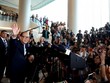 Li Ka-shing chào tạm biệt các phóng viên trong ngày rời CK Hutchison Holdings. Ảnh:Reuters