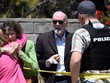 Cảnh sát phong tỏa bên ngoài giáo đường Chabad ở thành phố Poway, bang California, Mỹ. Ảnh:AP.